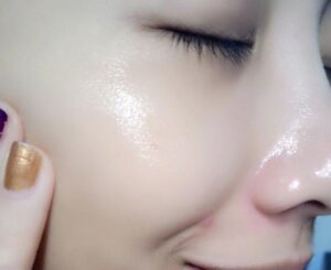 sữa rửa mặt có làm sạch kem chống nắng không
